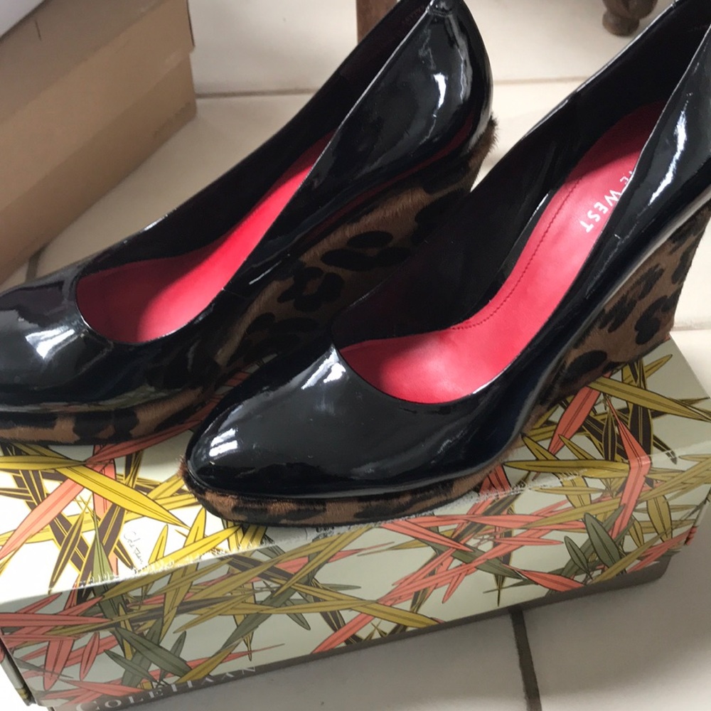 Sz 8.5 black patent leather wedges with animal det